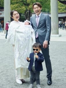 衛藤美彩の第二子のお宮参りでの家族写真