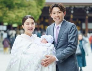 衛藤美彩と源田壮亮と子供
