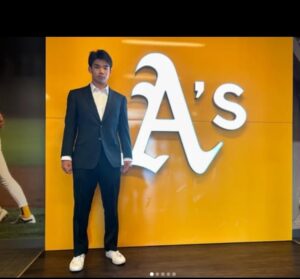 アスレチックスのパネルの前の森井翔太郎