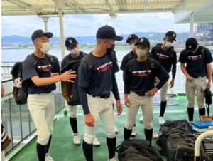 フェリーに乗る壱岐高校野球部