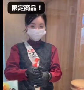 小川栞奈に似た和菓子店の女性